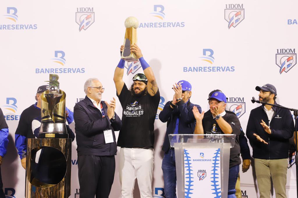 LIDOMRD's tweet photo. MVP Swag 🏆

Entrega de trofeo que acredita a Jorge Alfaro de los @tigresdellicey como el Jugador Más Valioso de la #SerieFinalLIDOM ⚾️🙌🏻

#LIDOM https://t.co/1KbDogJdbT