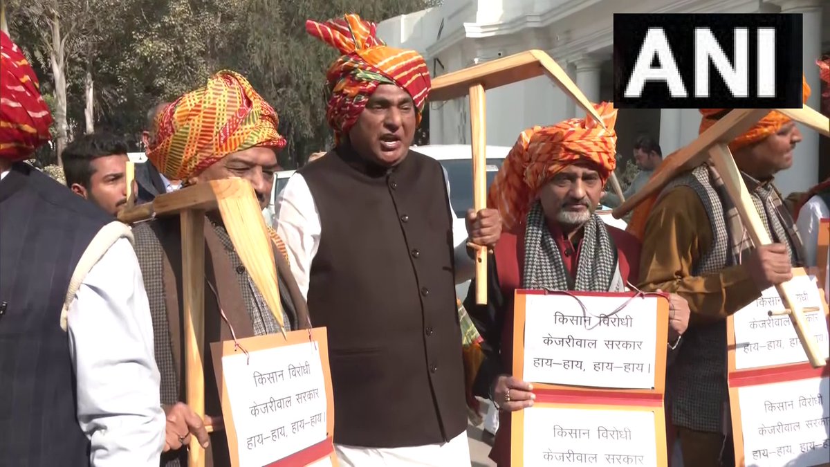 AHindinews's tweet photo. भाजपा विधायकों ने दिल्ली विधानसभा के बाहर दिल्ली सरकार के खिलाफ हल लेकर प्रदर्शन किया।

दिल्ली विधानसभा में प्रतिपक्ष नेता रामवीर सिंह बिधूड़ी ने बताया, "किसानों से कृषि का दर्ज़ा छीन लिया और किसी भी यंत्र पर सब्सिडी नहीं दी जा रही। ट्रैक्टर को व्यावसायिक वाहन घोषित कर दिया है।" https://t.co/vWna3dkvNE