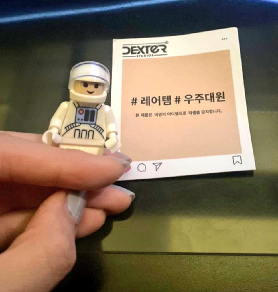 A #DexterStudios Employee received (as stated in the card) a  non-commercial minifigurine of #DohKyungSoo's Astronaut Seon-Woo from #KimYongHwa's #TheMoon!

#blaad #덱스터스튜디오 #김용화 #블라드스튜디오 #solkyunggu #kimheeae #더문 #도경수 #설경구 #김희애 #박병은