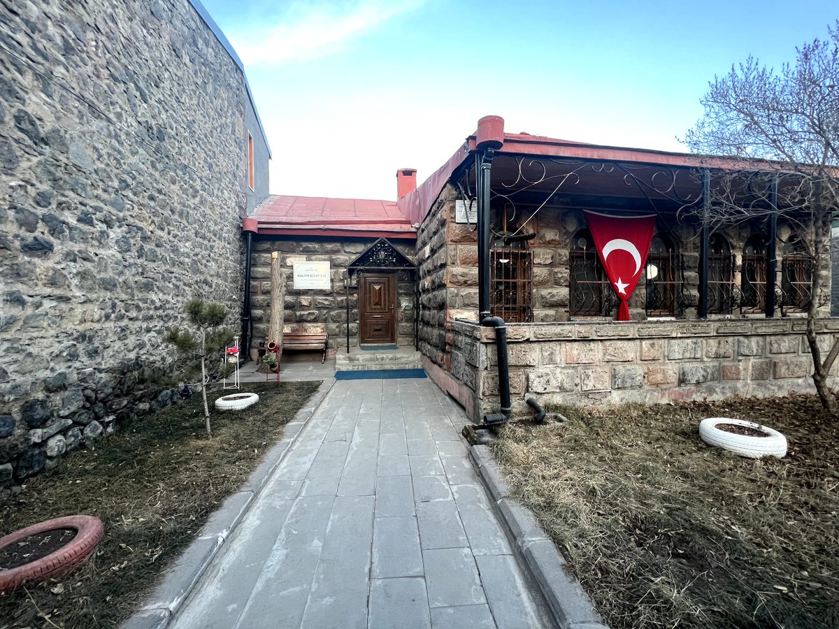 KarsValiligi's tweet photo. 🖊️📚☕️

Valiliğimiz Kalem Kitap Kahve Evi, güncellenen hizmet saatleri ile vatandaşlarımıza hizmet vermeye devam etmektedir.

Hafta İçi      : 08.00 - 22.00
Hafta Sonu  : 08.00 - 17.00

Kamuoyuna saygıyla duyurulur. https://t.co/Q0INfDMbXq
