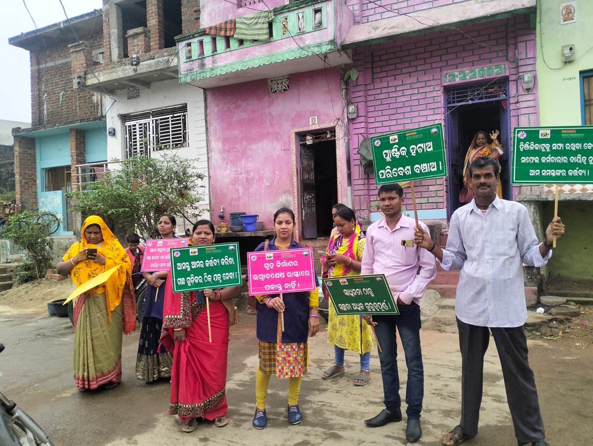 MC_Hinjilicut's tweet photo. Door to door Campaigns at 17 no ward ( Kalua Marg) regarding #SourceSegregation, #Singleuseplasticban, #OnsiteComposting & Participation in SS-23. https://t.co/FiIceEWO6Z