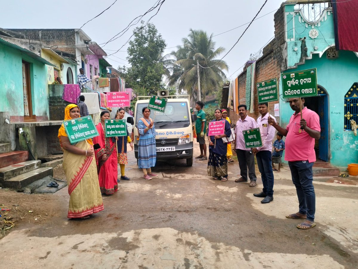 MC_Hinjilicut's tweet photo. Door to door Campaigns at 17 no ward ( Kalua Marg) regarding #SourceSegregation, #Singleuseplasticban, #OnsiteComposting & Participation in SS-23. https://t.co/FiIceEWO6Z
