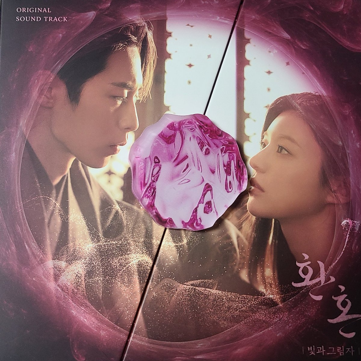 magi05100's tweet photo. OST 앨범 왔다😻
포스터 그대로이긴한데 그래두 포카 예뿌다..
이번엔 유광 포카!! https://t.co/MVw8H0M5V5