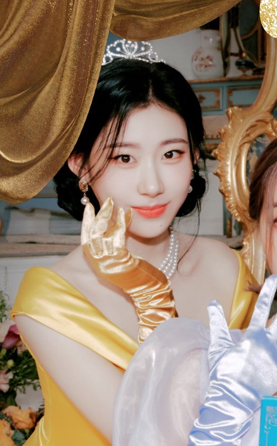 dailychaer's tweet photo. real life princess https://t.co/1GeUnUDiCI