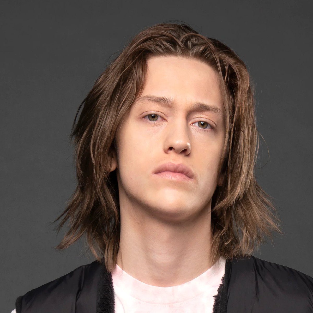 abro hilo de todo lo que está pasando con percy hynes white (xavier en wednesday) porque todo está en inglés y todos tienen que saber lo que hizo alguien que tiene un papel tan importante en una serie mainstream 🧵

// SA, descripciones de SA, salir con menores, manipulación