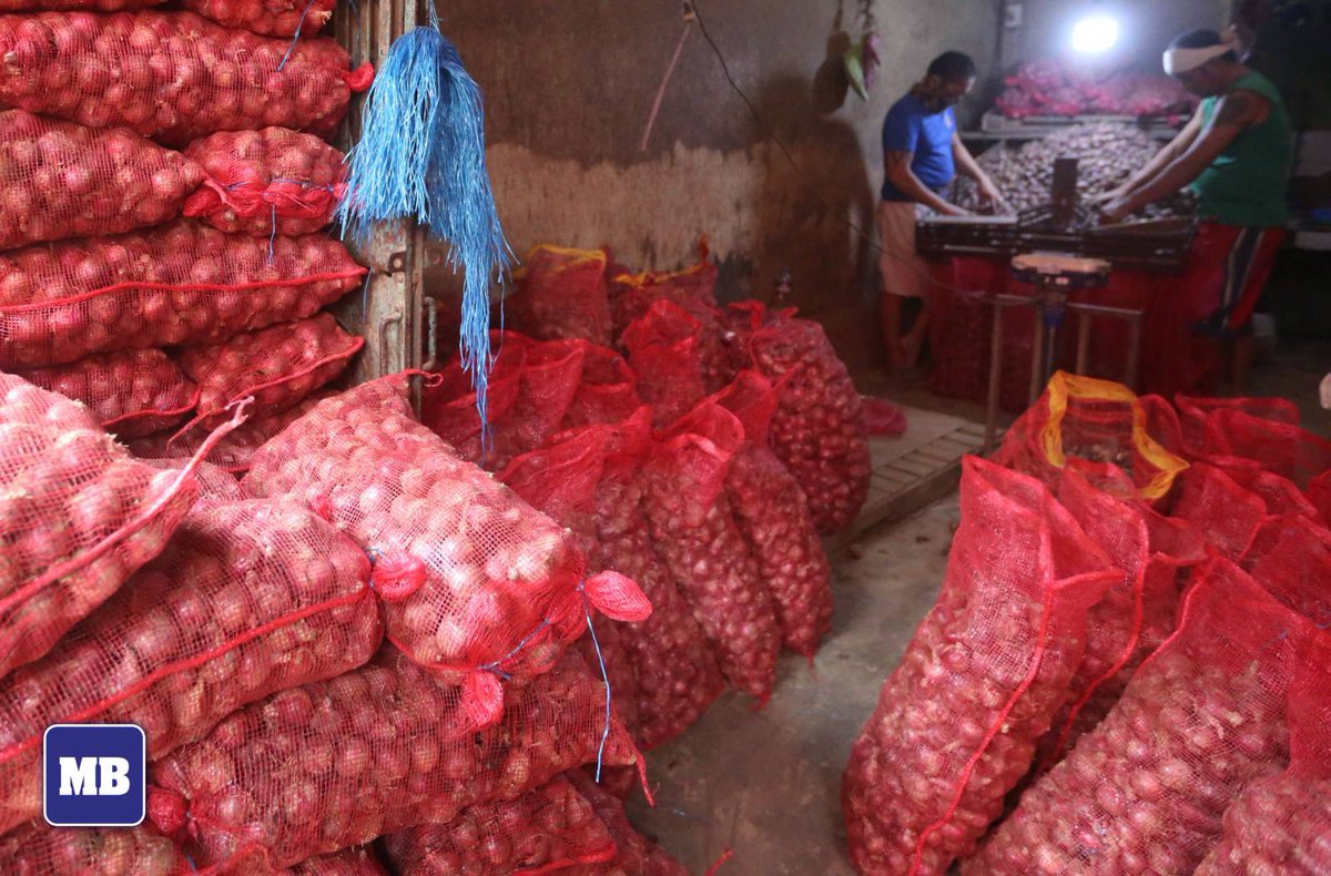 manilabulletin's tweet photo. LOOK: On Jan. 19, 2023, vendors sell onions at Divisoria in Manila. Onion prices are falling as farmers begin their harvest season.

📷: Ali Vicoy/ MB https://t.co/cM1qwLOJMd