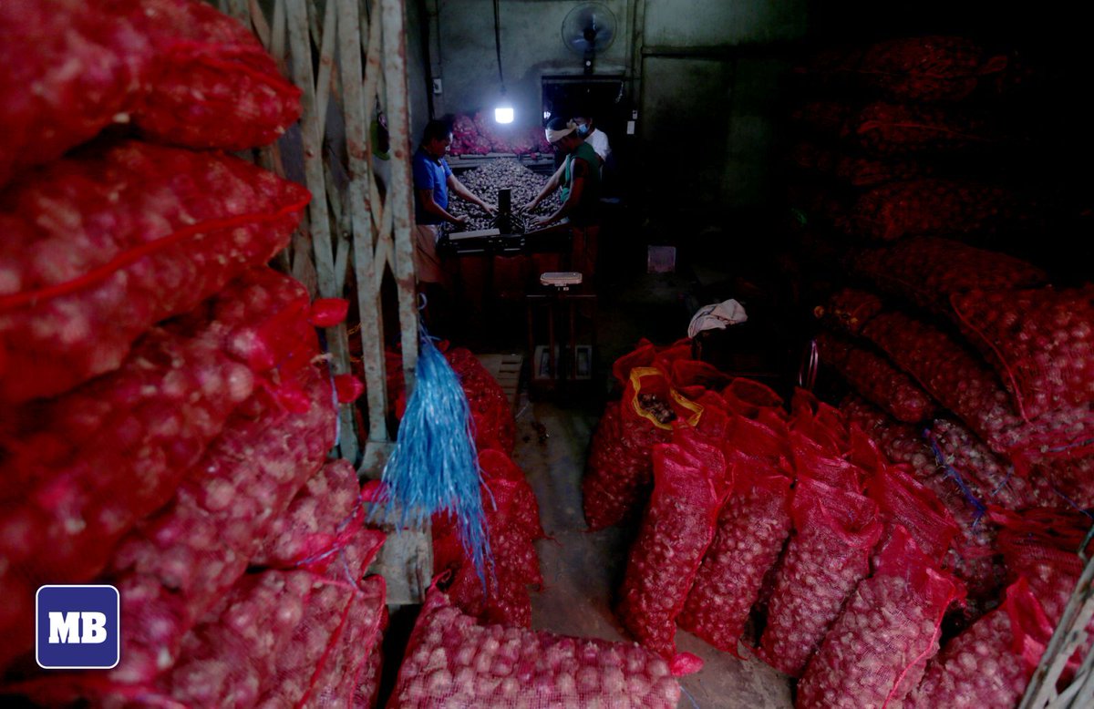 manilabulletin's tweet photo. LOOK: On Jan. 19, 2023, vendors sell onions at Divisoria in Manila. Onion prices are falling as farmers begin their harvest season.

📷: Ali Vicoy/ MB https://t.co/cM1qwLOJMd