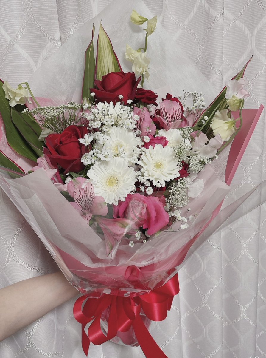 VaniraMaria's tweet photo. 💝誕生日プレゼント💝

娘から大きな花束を貰いました💐

　　とっても嬉しい✨✨

　　*:.｡. 💐.｡.:*☆☆*:.｡. 🌹

 #お花好きな人と繋がりたい
 #はなのある暮らし https://t.co/jiAhtbESJy
