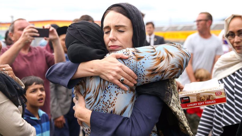 PoliticayModa's tweet image. Un buen líder es aquel que consigue que los demás confíen en él/ella;un gran líder es el que logra que los demás confíen en sí mismos.

Ardern ha sido todo un gran referente de liderazgo femenino (serenidad, ternura y elegancia) y hasta en su renuncia nos ha dado mejor ejemplo