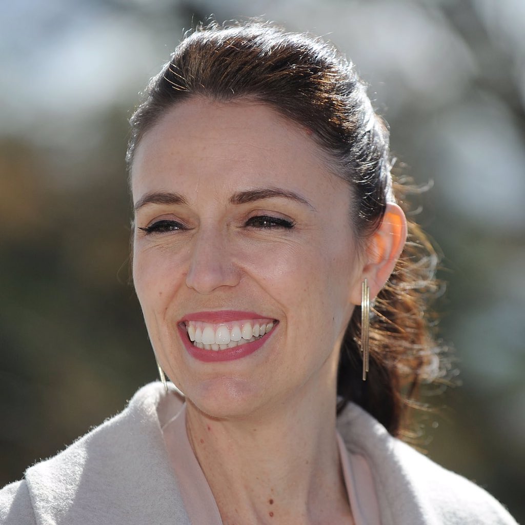 PoliticayModa's tweet image. Un buen líder es aquel que consigue que los demás confíen en él/ella;un gran líder es el que logra que los demás confíen en sí mismos.

Ardern ha sido todo un gran referente de liderazgo femenino (serenidad, ternura y elegancia) y hasta en su renuncia nos ha dado mejor ejemplo