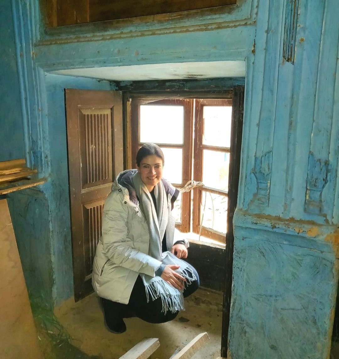 Rolee_Kachru's tweet photo. Once upon a time in Kashmir, this was my ancestral home in Rainawari, Srinagar. Every visit brings back happy childhood memories of time spent with family ... but also an extremely painful feeling of a lost home.  #KashmiriPanditExodus https://t.co/bV60sh7Vz8