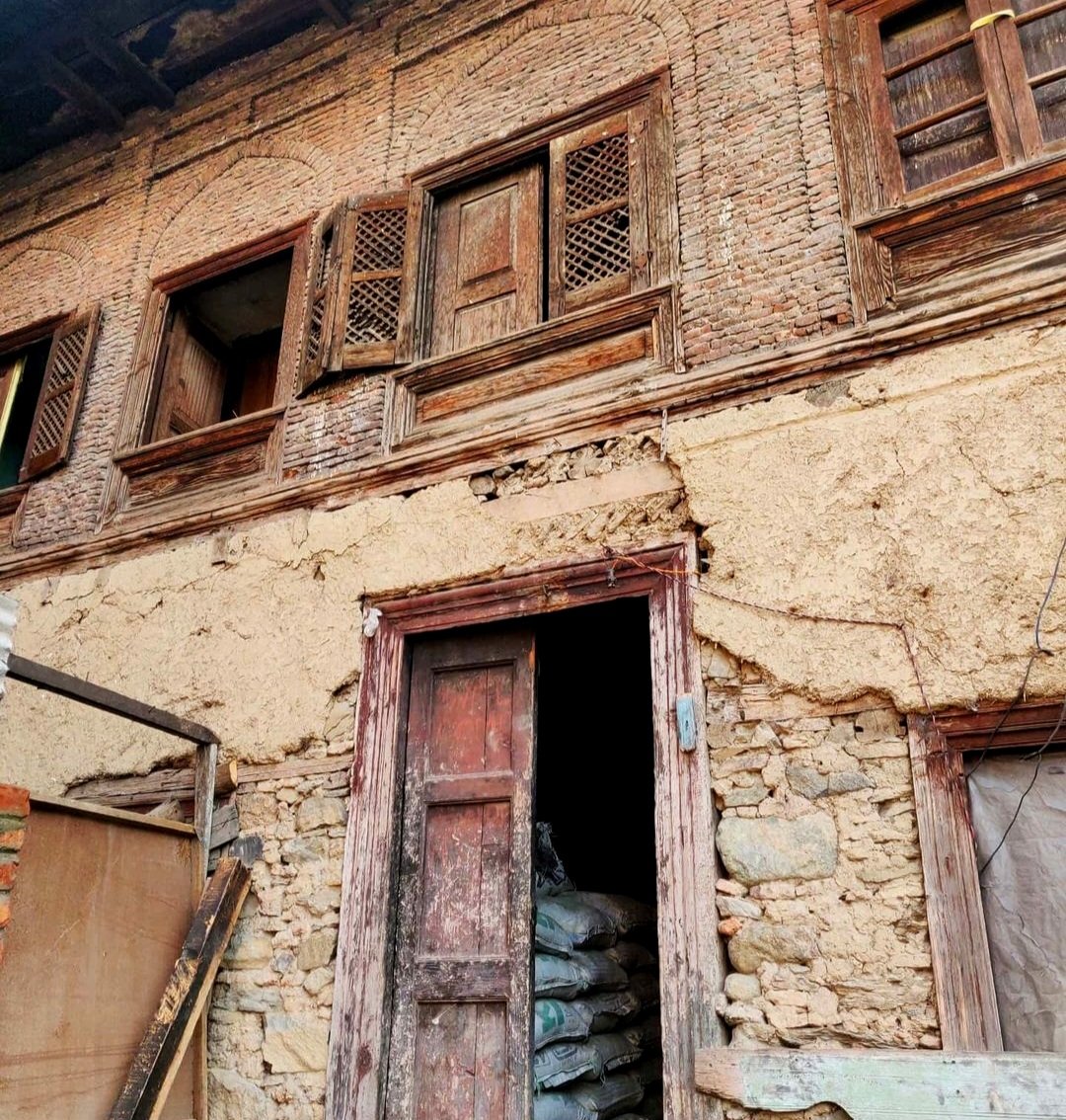 Rolee_Kachru's tweet photo. Once upon a time in Kashmir, this was my ancestral home in Rainawari, Srinagar. Every visit brings back happy childhood memories of time spent with family ... but also an extremely painful feeling of a lost home.  #KashmiriPanditExodus https://t.co/bV60sh7Vz8