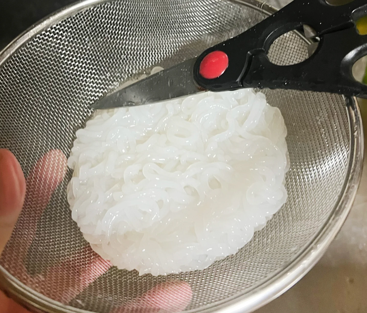 料理で白滝をよく使うという人必見！白滝の臭みはある調味料を使うことで取ることができる？！