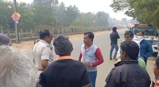 otvnews's tweet photo. 'Police Dadagiri'
#Jajpur PS IIC Ajay Jena threatens on-duty OTV journalist Sanjeev Nayak to beat him up; Jena was covering the ongoing farmers' agitation in front of the district collector's office when the IIC tried to stop him &also misbehaved with him #Odisha
#MuzzlingMedia https://t.co/LtdmgsWJdj