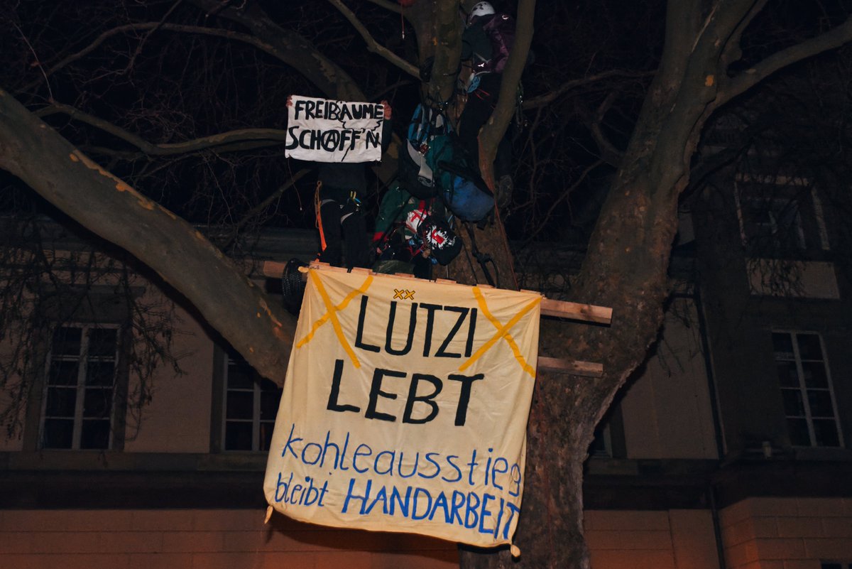 19.01.2023 – In den frühen Morgenstunden des Donnerstags besetzten Aktivist*innen am Göttinger Wilhelmsplatz einen Baum gegenüber der Aula der Universität, um unter dem Motto #LuetziLebt gegen die Räumung des Dorfes #Lützerath zu protestieren. (1/3)