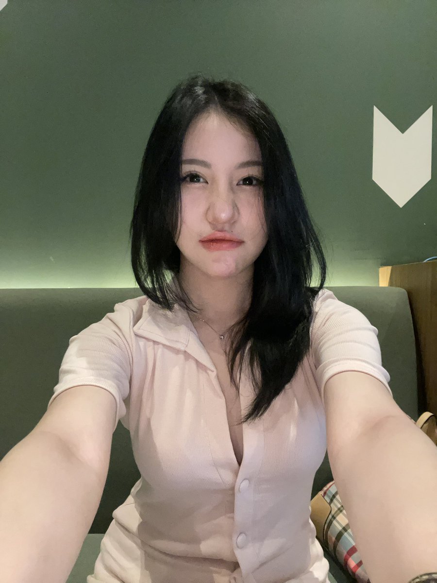senjatanuklir's tweet photo. Just dyed my hair black lol https://t.co/qHJTdwfexB