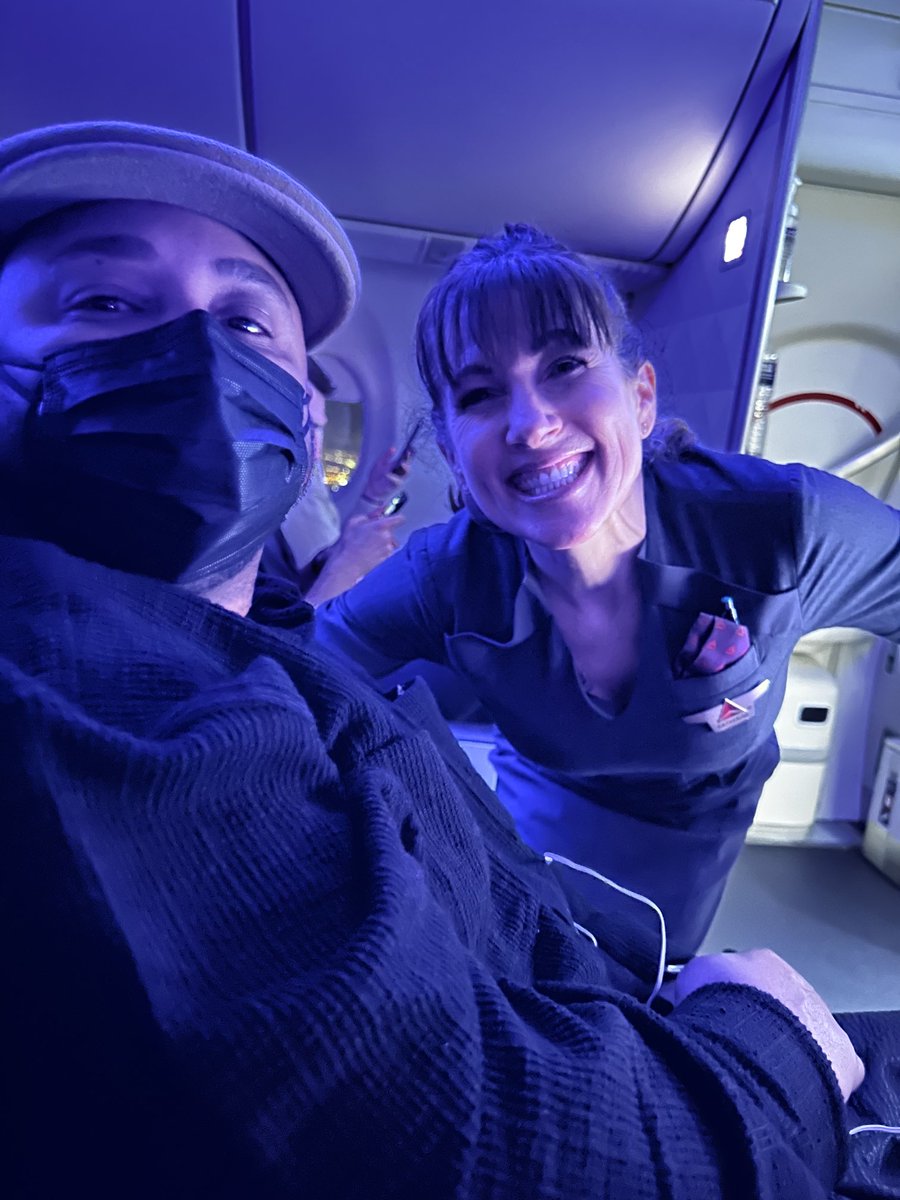 IamMoThompson's tweet photo. ⁦@Delta⁩ Just got off a flight with the absolute BEST CREW I’ve EVER had! Thank you KATHERINE for making my hubby’s birthday flight nothing less than AMAZING!!! #BestCustomerServiceEver #amazingflight #thatswhy I fly #Delta ! #thankyou #happycustomer https://t.co/LctyONW0VD