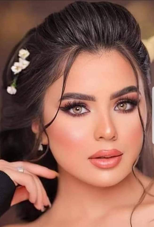 يَا مَن لَكُم فِي ثنَايَا الرُّوحِ مَنزِلةٌ
وَلَوعَةٌ فِي شِغَافِ القَلبِ قَد نَزَلَتْ

لَا تَحسَبوا أنَّنِي سَالٍ ببُعدِكُمُ
نَفسِي بغَيرِكُمُ وَاللهِ مَا انشَغَلَتْ

كأنَّ عَينيَ وَالأشوَاقُ تَعصِرُهَا
سَحَابَةٌ بدُمُوعِ البَينِ قَد هَطَلَتْ