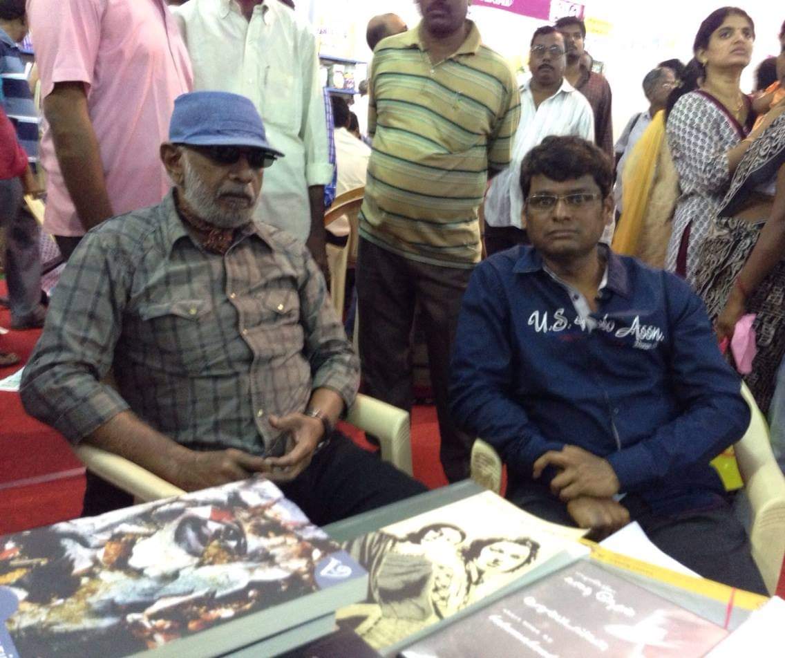 skpkaruna's tweet photo. இன்னைக்கு என் கூடவே இருங்க கருணா என என்னை அருகிலேயே அமர்த்திக் கொண்டார். மாலை 5 மணி முதல் இரவு 9 மணி வரை வம்சி அரங்கில் நான் பில் போட, அவர் பணம் வாங்கினார். அவரிடம் ஆட்டோகிராஃப் வாங்க ஒரு வரிசை. இடையிடையே நாங்க அடித்த அரட்டையும், அவரோட சிரிப்பும்... வாழ்நாள் பேறு. 🙏
#9YearsBack https://t.co/5u0g0a6Ze0