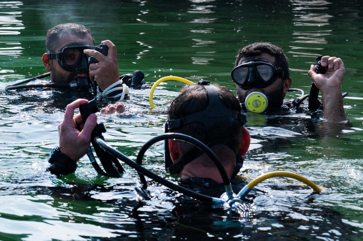 US5thFleet's tweet photo. 📸: Navy divers from the 🇺🇸 and 🇧🇭 train together at the U.S. Navy base in Bahrain, Jan. 17, as part of exercise #NeonDefender23. Neon Defender is an annual bilateral exercise between NAVCENT and Bahrain, highlighting the strong decades-long partnership between our nations. https://t.co/bXKpCWQkHB