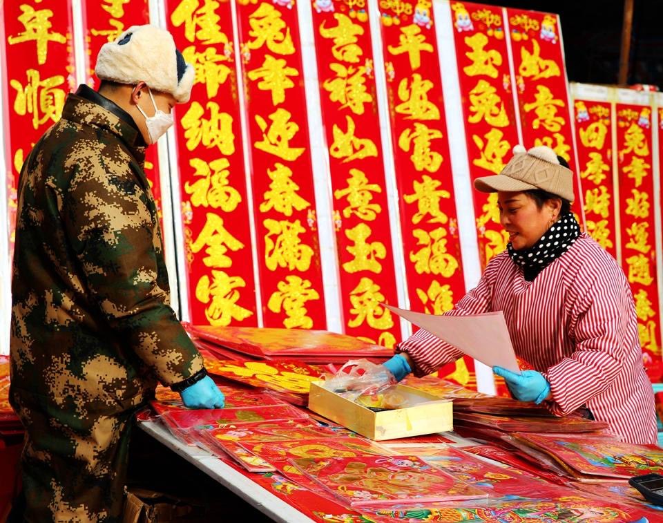 TopYellowriver's tweet photo. Citizens shopping for New Year decorations at a fair in Jiyuan city of Henan province. 🐰
#YellowRiverStory #ChineseNewYear
#SpringFestivalShot https://t.co/YFGCRmXquz