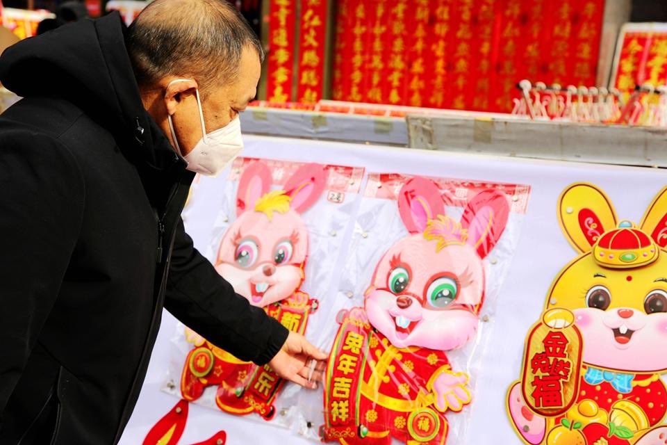 TopYellowriver's tweet photo. Citizens shopping for New Year decorations at a fair in Jiyuan city of Henan province. 🐰
#YellowRiverStory #ChineseNewYear
#SpringFestivalShot https://t.co/YFGCRmXquz