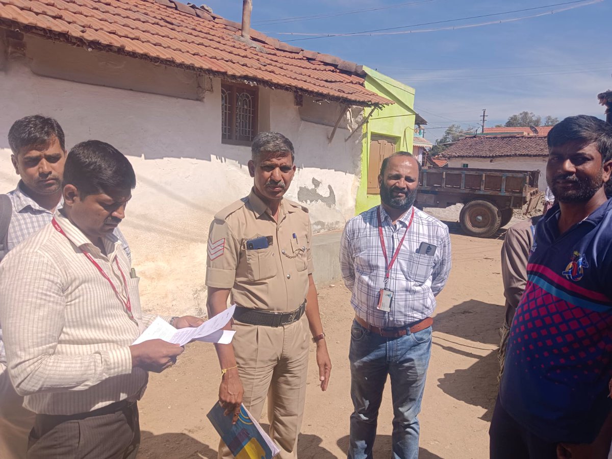 chnpolice's tweet photo. ದಿ:18-01:23 ರಂದು 12:18 ರಲ್ಲಿ ಗುಂಡ್ಲುಪೇಟೆ ಠಾಣಾ ವ್ಯಾಪ್ತಿ ಅಂಕಹಳ್ಳಿ ಗ್ರಾಮದಲ್ಲಿ ಹಣಕಾಸಿನ ವಿಚಾರವಾಗಿ ಗಲಾಟೆ ಮಾಡುತ್ತಿದ್ದಾರೆಂದುERSS112ಗೆ ಕರೆ ಬಂದಿದ್ದು ಹೊಯ್ಸಳ02ಅಧಿಕಾರಿ ಸ್ಥಳಕ್ಕೆ ಧಾವಿಸಿ ಗಲಾಟೆ ನಿಲ್ಲಿಸಿ ಗ್ರಾಮಸ್ಥರ ಸಮ್ಮುಖದಲ್ಲಿ ಸೂಕ್ತ ತಿಳುವಳಿಕೆ ನೀಡಿ ಸಮಸ್ಯೆ ಬಗೆಹರಿಸಿ ಠಾಣೆಗೆ ಮಾಹಿತಿ ನೀಡಿರುತ್ತಾರೆ.#SPchn https://t.co/H0bDAdK5lB