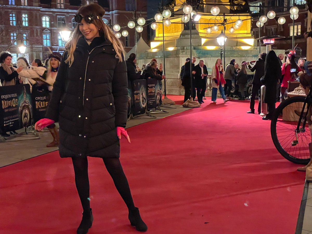 lizzieweather's tweet photo. Perhaps not quite so spectacular.. my red carpet look ..I was COLD🥶!! #aviatorgoggles #kurios #CirqueDuSoleil #RoyalAlbertHall https://t.co/X70lP7hUsj