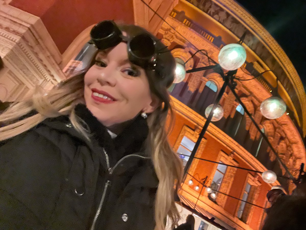 lizzieweather's tweet photo. Perhaps not quite so spectacular.. my red carpet look ..I was COLD🥶!! #aviatorgoggles #kurios #CirqueDuSoleil #RoyalAlbertHall https://t.co/X70lP7hUsj