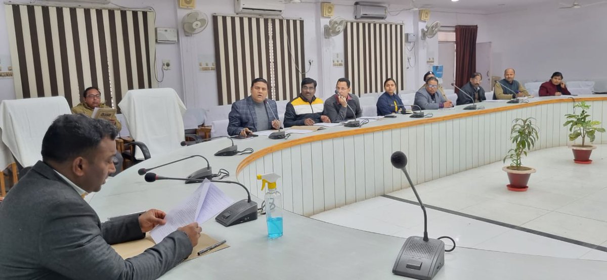 सड़क सुरक्षा माह के अन्तर्गत दिनांक 23 जनवरी, 2023 को नेता जी सुभाष चन्द्र बोस जी के जन्म दिवस के अवसर पर मानव श्रृंखला एवं सड़क सुरक्षा शपथ ग्रहण समारोह के सफ़ल आयोजन कराये जाने के सम्बन्ध में बैठक कर आवश्यक निर्देश दिए।
23 जनवरी, 2023 को प्रातः 11ः00 बजे होंगे उक्त आयोजन।