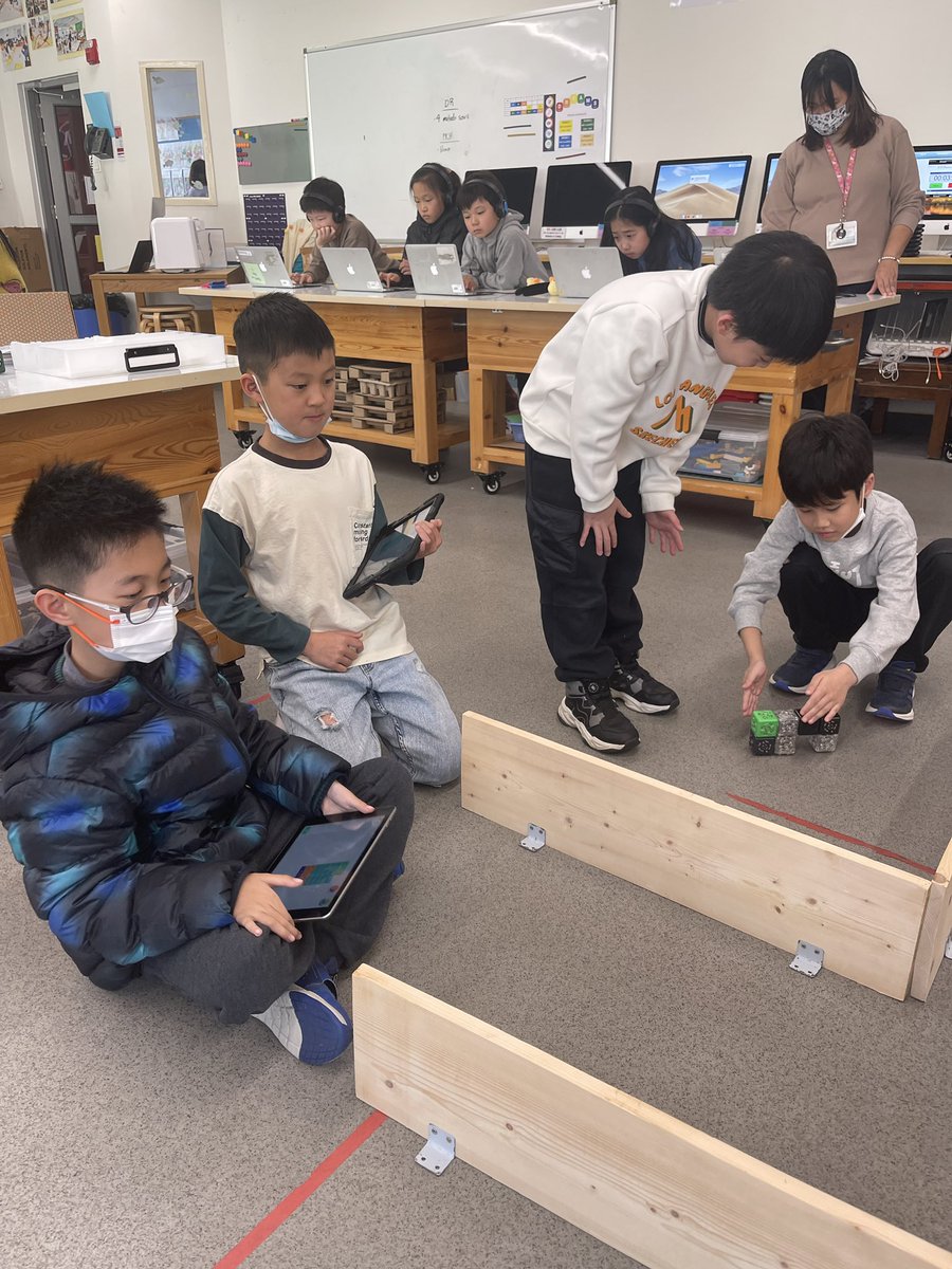 teachbk27's tweet photo. A little late to the party (thanks, Covid), but there’s really never a bad time to do #hourofcode with the fabulous @amyamyhoss and the Dreams Lab crew @SASchina #PDESrocks https://t.co/tgQr68rMv0