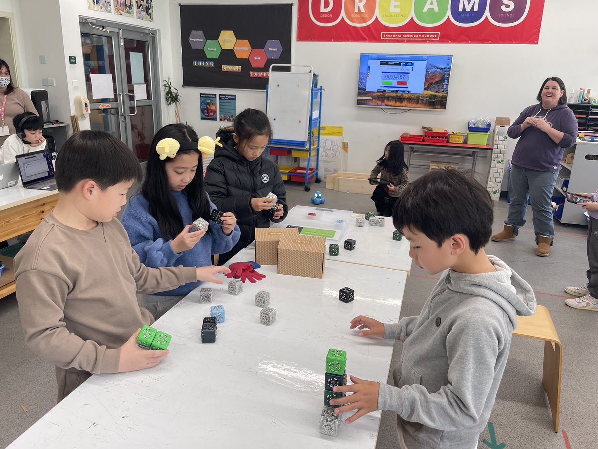 teachbk27's tweet photo. A little late to the party (thanks, Covid), but there’s really never a bad time to do #hourofcode with the fabulous @amyamyhoss and the Dreams Lab crew @SASchina #PDESrocks https://t.co/tgQr68rMv0