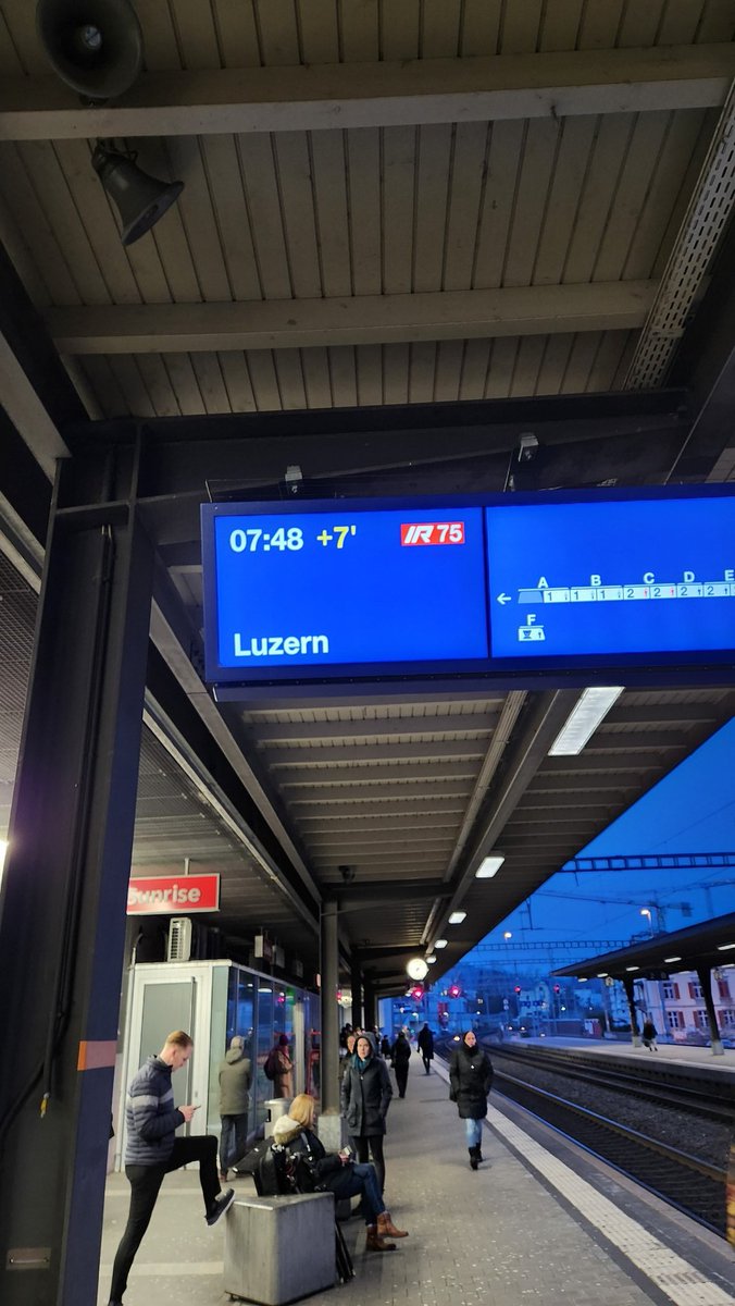 Liebe <a href="/railinfo_sbb/">🚧 Railinfo SBB 🚧</a>, gestern bin ich zur selben Zeit auf dieser Linie mit 12 Minuten Verspätung in Rotkreuz eingetroffen - heute starten wir mit 7 Minuten Verspätung...Was ist auf dieser Strecke los?