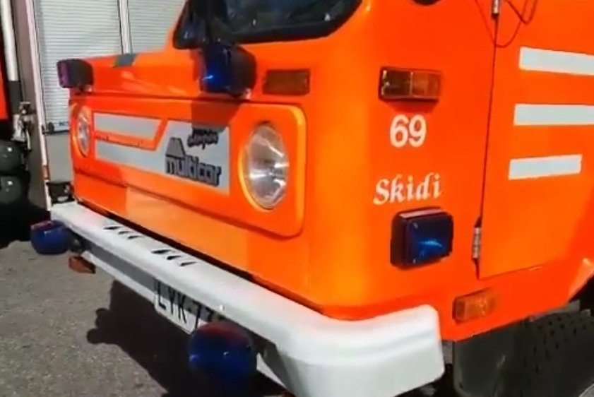 teambestioles's tweet photo. #JeudiBestioles 1/2

Aujourd'hui on vous présente "Skidi", MEA 🚒 des 👨‍🚒 d'Helsinki 🇫🇮.
Châssis #Multicar M26 et carrosserie #Vema 201TF.
Conçu pour la vieille ville, il offre une hauteur de sauvetage max. de 20 m.
Pour garder sa compacité, la PLTF est stocké sur le platelage... https://t.co/fiAFnbPNpX