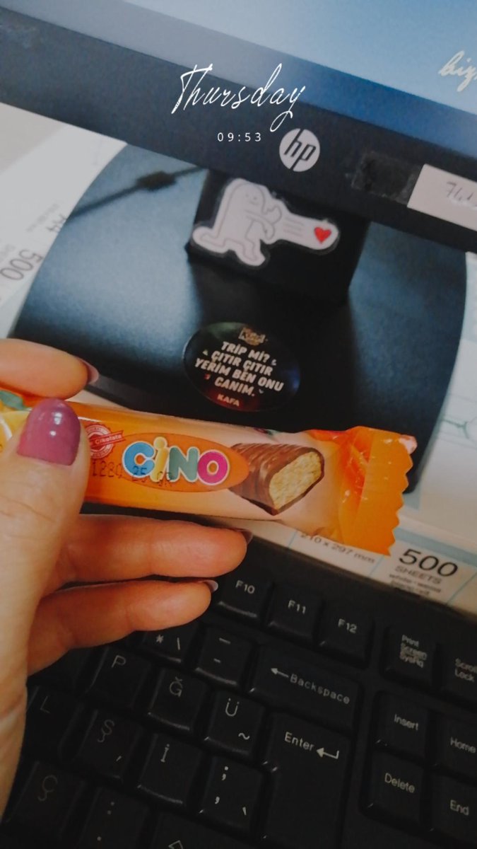 Sen seversin diye masana bırakılan küçük bir çikolatadır bazen mutluluk 🧡