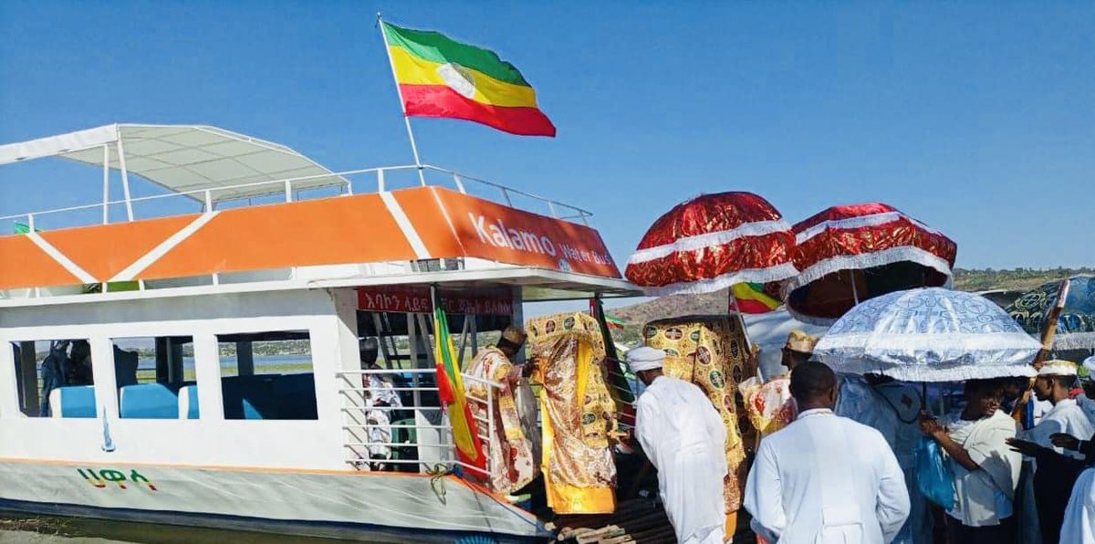 tsegaye2k's tweet photo. 𝐊𝐞𝐭𝐞𝐫𝐚 𝐂𝐞𝐥𝐞𝐛𝐫𝐚𝐭𝐢𝐨𝐧 𝐢𝐧 #Hawassa !
#Ketera/Timket festival is being celebrated in Hawassa city and It is the first time that arks have been transported from Hawassa Lake to the Baptismal Sea.#Timket #epiphany2023 #epiphany2015 https://t.co/Dd5j2GkZ8C