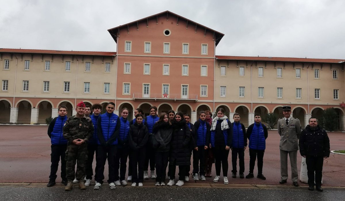 Edef_Clermont's tweet image. La Classe défense #CDSG de l&apos;ensemble scolaire Saint Jacque de Compostelle du Puy-en-Velay a rencontré son unité marraine le 1er #spahis 
Les élèves ont découvert les hommes, les traditions et la modernité de cette unité de l&apos;arme blindée-cavalerie.
@DSDEN_43 @Defense_Sud_Est