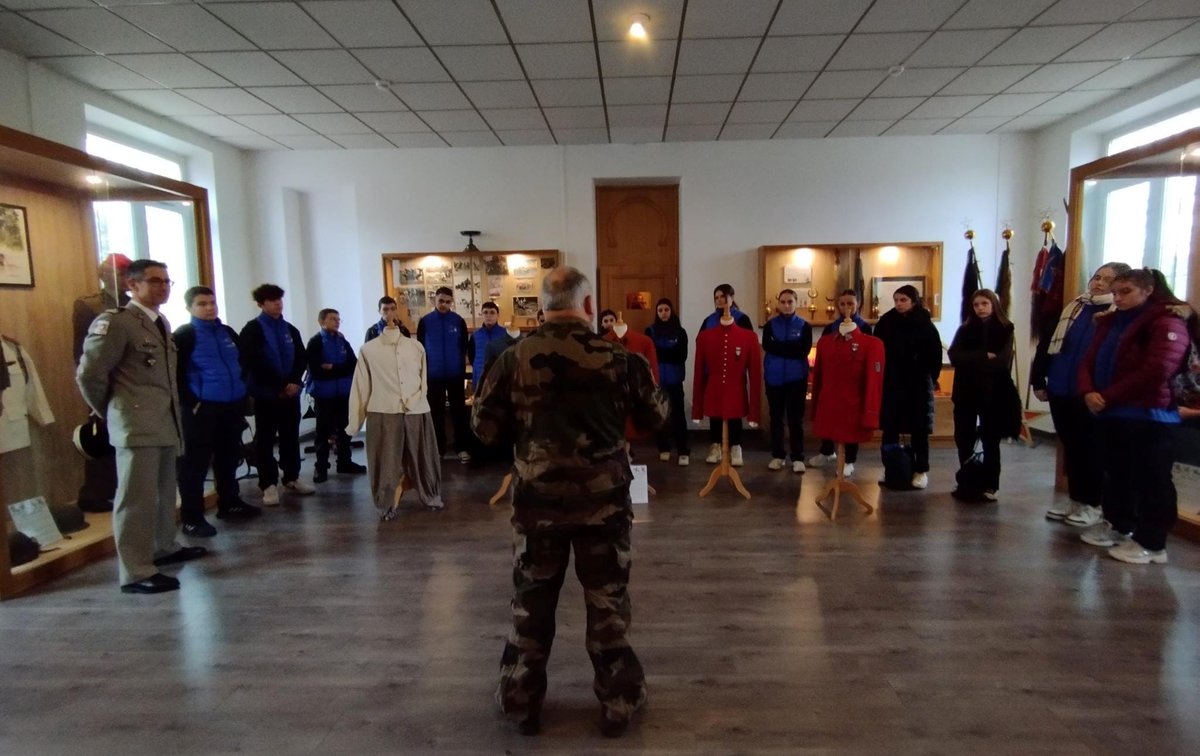 Edef_Clermont's tweet image. La Classe défense #CDSG de l&apos;ensemble scolaire Saint Jacque de Compostelle du Puy-en-Velay a rencontré son unité marraine le 1er #spahis 
Les élèves ont découvert les hommes, les traditions et la modernité de cette unité de l&apos;arme blindée-cavalerie.
@DSDEN_43 @Defense_Sud_Est