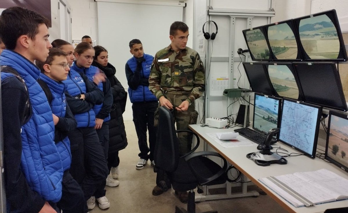 Edef_Clermont's tweet image. La Classe défense #CDSG de l&apos;ensemble scolaire Saint Jacque de Compostelle du Puy-en-Velay a rencontré son unité marraine le 1er #spahis 
Les élèves ont découvert les hommes, les traditions et la modernité de cette unité de l&apos;arme blindée-cavalerie.
@DSDEN_43 @Defense_Sud_Est