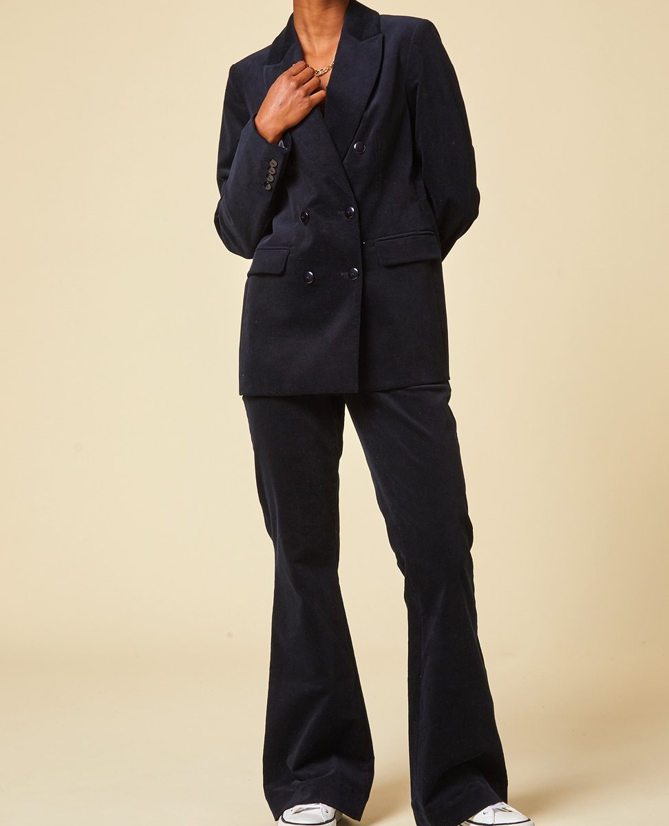 aspigalondon's tweet photo. BACK IN STOCK🖤
Shop our Best-Selling Theresa Blazer & Charlie Trousers online and in-store now!
Made from Responsibly Sourced Cotton Stretch Needlecord🌱
#backinstock #bestseller #suit #sustainablefashion #responsiblysourced #needlecord #smallbusiness #consciousconsumer https://t.co/p6arxsSNpa