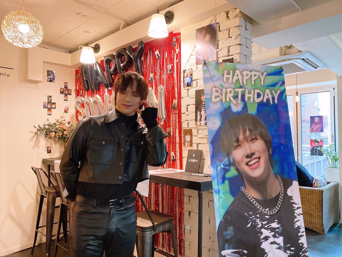 hongdaecafe333's tweet photo. ✨수현생일카페 주인공등장✨

웃는모습이 매력적인 수현님이 생일카페에 방문해주셨어요❤️

생일 너무 축하드리고🎊, 많은 축하 속에서 행복한 하루 보내세요🎉

#해피수현데이 #수현  #Soohyun #머스트비 #MustB 
@mustb_official
#홍대이벤트카페  #컵홀더이벤트 #생일카페 #카페333 #홍대생일카페 https://t.co/9r2Rju8UZn