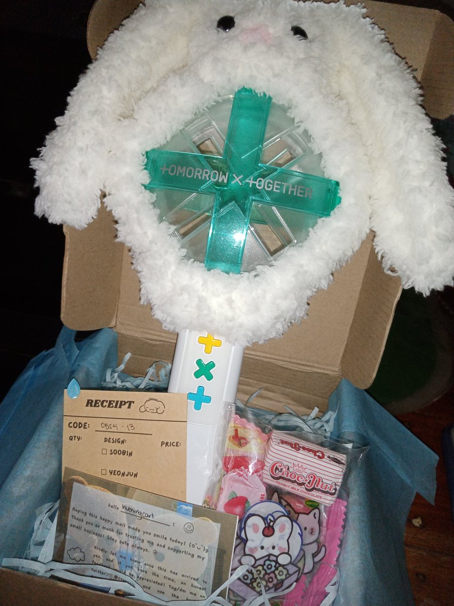 hueningcart's tweet photo. ꒰ txt tobin ls cover 💌 ꒱

thank you so much sky (@cozysoob) for this crocheted ls cover. it's super cute and fluffy in person! can't wait to use this on their next ph stop! #TYSMsky 💗 https://t.co/q1zYmcTAbh