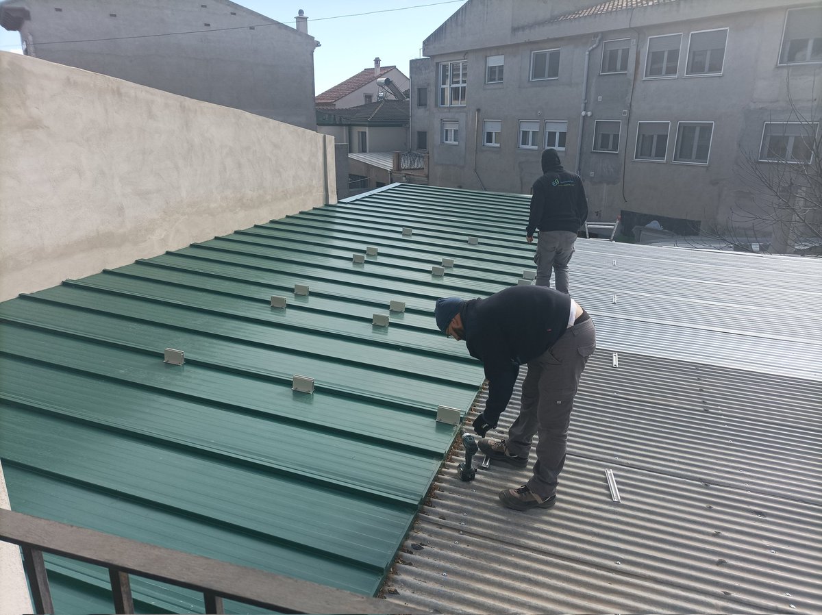 Hardacho's tweet photo. Ayer comenzó la instalación en nuestro Bike Center de los paneles solares que nos darán autonomía, queremos tb ofrecer un punto de recarga gratuita para los visitantes @caminodelcid @VVojos_Negros #Caminosantogrial @centresBTT @ConBici #rodamons #bicisperatotes https://t.co/G2TM3zKX87