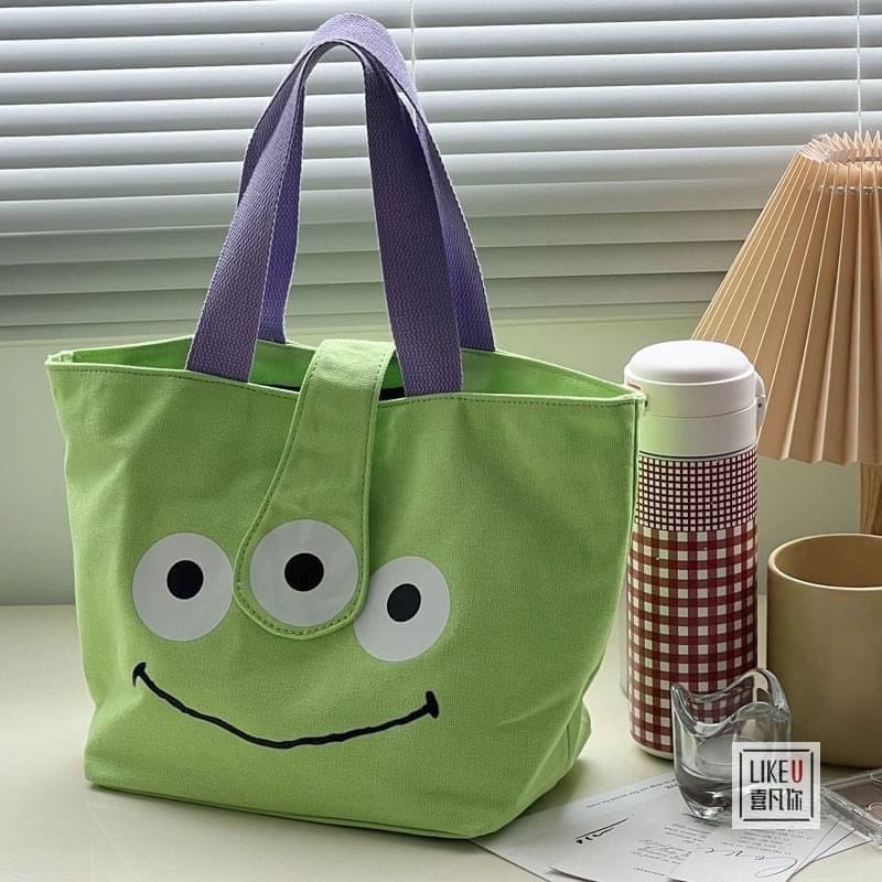 กระเป๋าผ้าแคนวาสต้าวเอเลี่ยนเขียว ใส่ของได้เยอะค้าบ 
ขนาด : 17*13*15

ราคา 109 ฿ 
สอบถามได้นะคะ