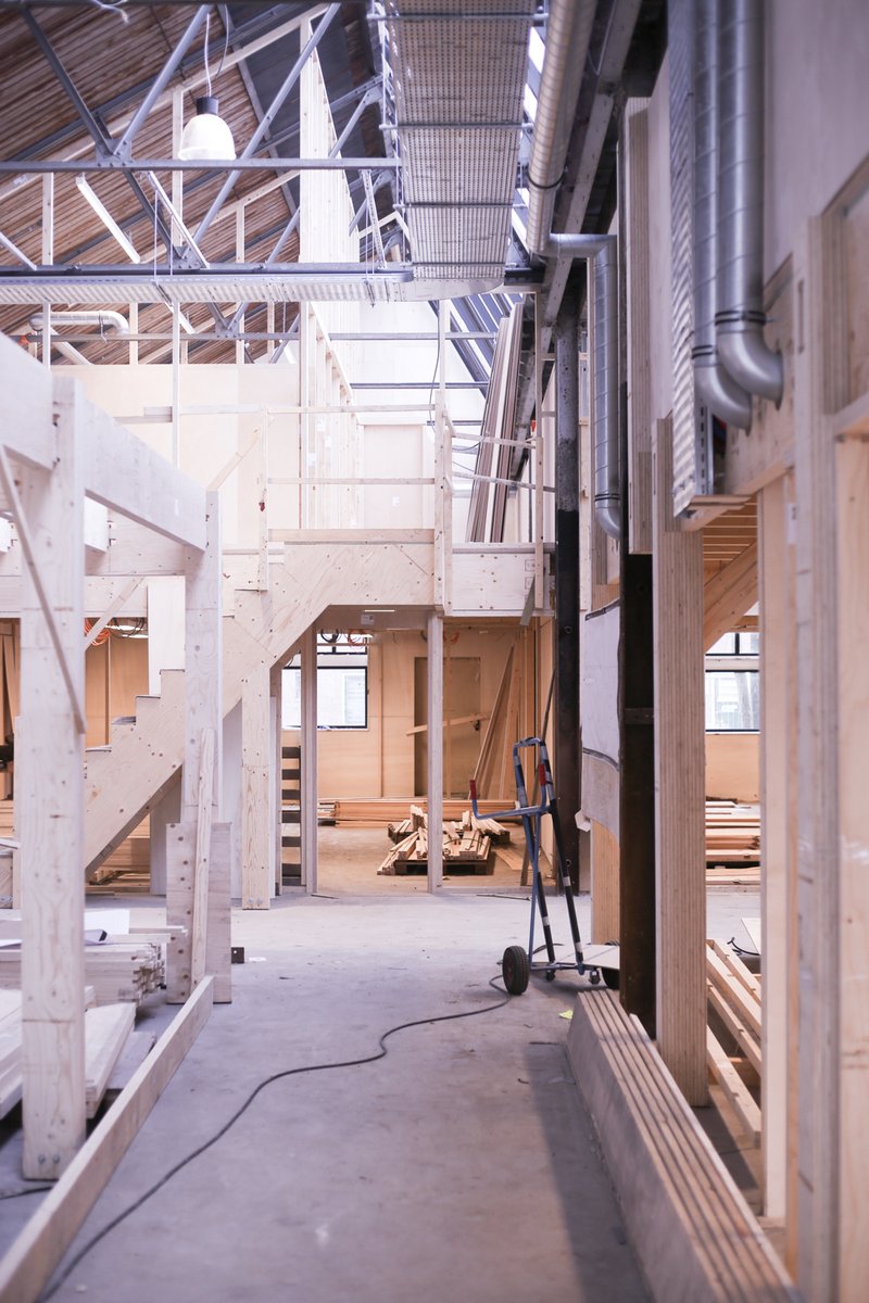 _respace's tweet photo. We zijn er bijna! Nog een paar weken en dan is ook de transformatie van ons nieuwste project in Hilversum gereed. In de monumentale industriële hal op de voormalig gemeentewerf creëren we meer dan 2.000 vierkante meter aan werkplekken voor impactmakers. https://t.co/cxsvllzaeY