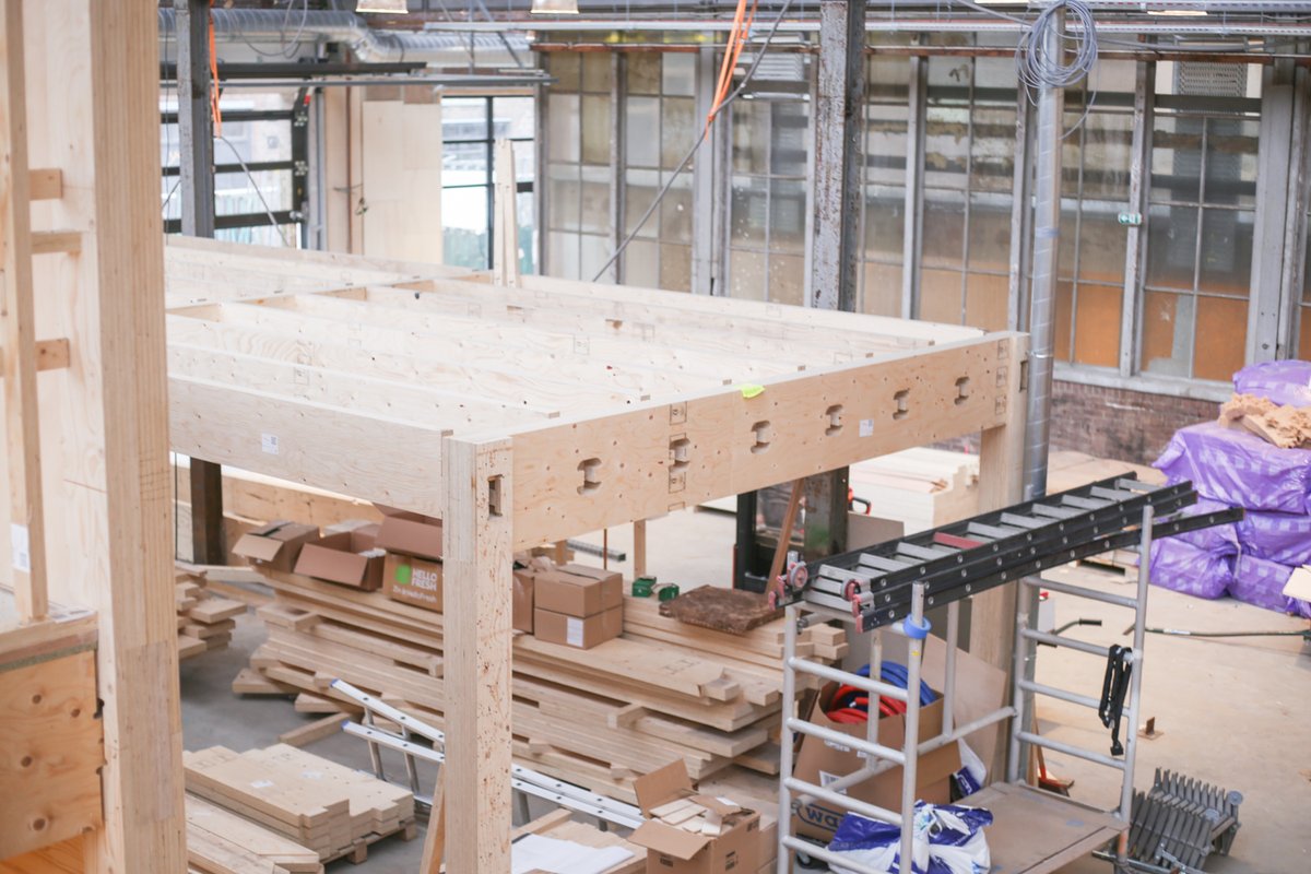 _respace's tweet photo. We zijn er bijna! Nog een paar weken en dan is ook de transformatie van ons nieuwste project in Hilversum gereed. In de monumentale industriële hal op de voormalig gemeentewerf creëren we meer dan 2.000 vierkante meter aan werkplekken voor impactmakers. https://t.co/cxsvllzaeY