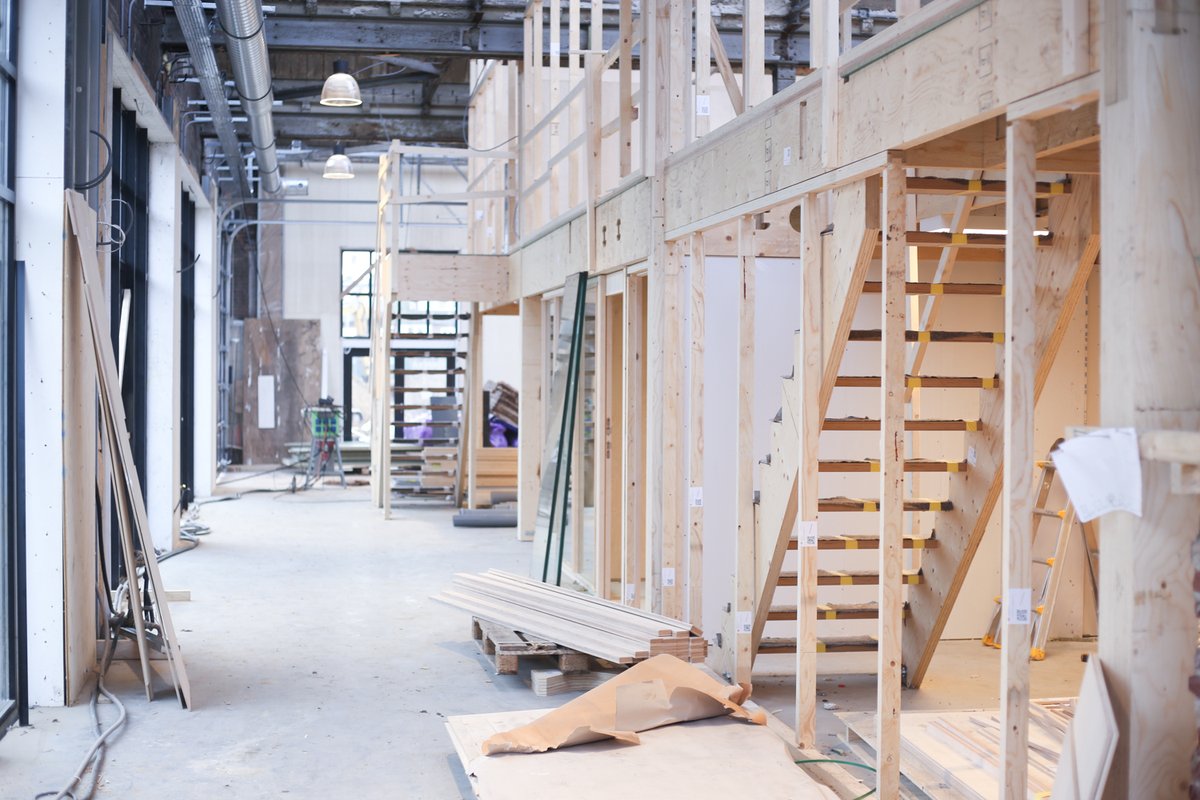 We zijn er bijna! Nog een paar weken en dan is ook de transformatie van ons nieuwste project in Hilversum gereed. In de monumentale industriële hal op de voormalig gemeentewerf creëren we meer dan 2.000 vierkante meter aan werkplekken voor impactmakers.