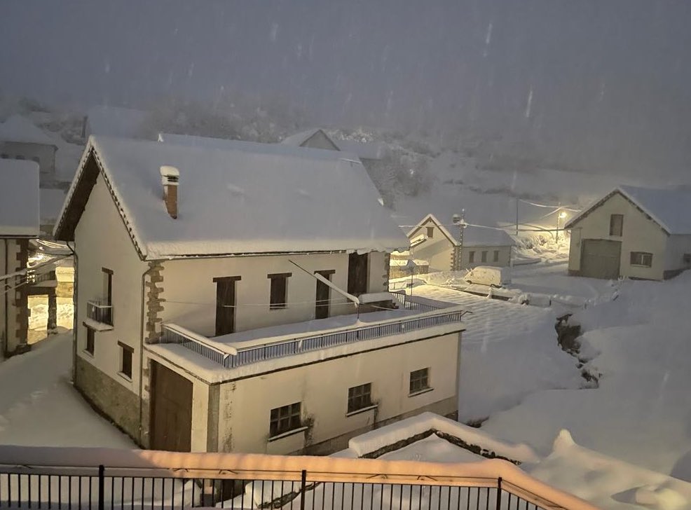 Volvemos a Twitter con estas preciosas estampas de #Abaurrepea #AbaurreaBaja #nievaenNavarra #Nafarroa #pirineonavarro #iratiorreaga