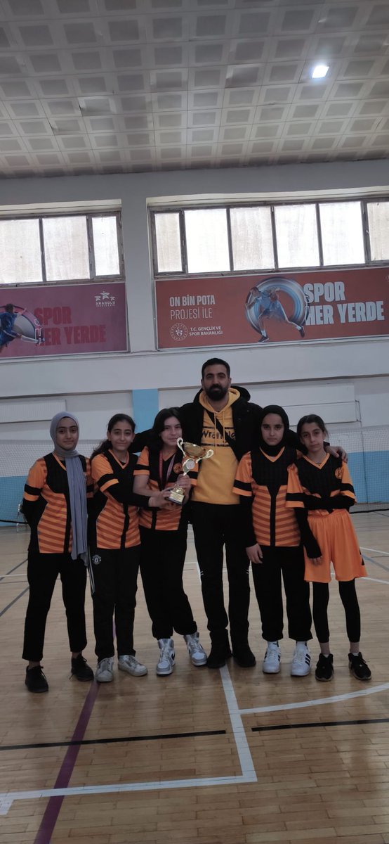 Badminton Yıldız Kızlar takımından sonra bir şampiyonluk da Badminton Yıldız Erkek takımımızdan 💪 Şehit Astsubay Muhammed Koşan Ortaokulu Bingöl 1️⃣. olmuştur.🥇🏆 Öğretmenimiz Mehmet Sıddık Çakar ve öğrencilerimizi canı gönülden tebrik ediyoruz 👏
<a href="/bingolmem/">Bingöl MEM</a>