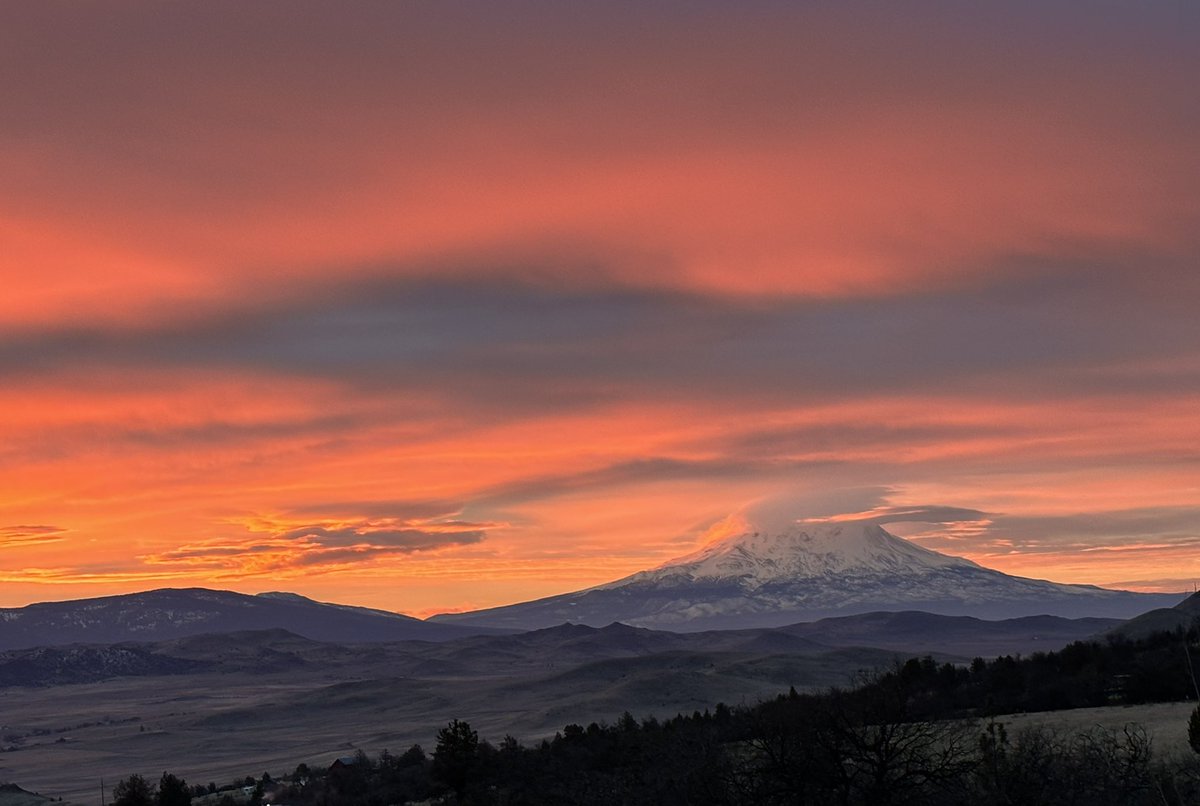 lizeckhart's tweet photo. @IAPonomarenko Good morning from Mount Shasta, CA, USA https://t.co/nu7KiMUgP8
